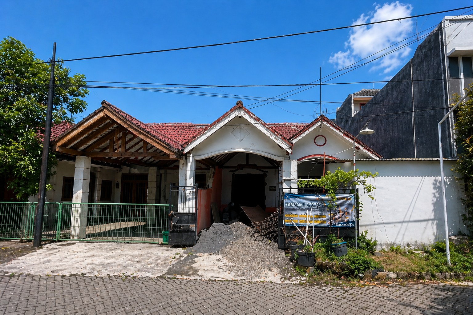 Renovasi rumah Compact Industrial Surabaya project awal Prof Aris oleh Zamzam Renovasi