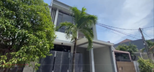 Renovasi rumah deltasari sidoarjo tampak depan modern