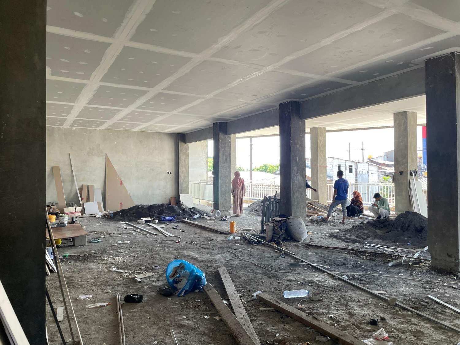 Pembangunan gedung sekolah tiga lantai di atas tanah waris di Surabaya oleh Zamzam Renovasi dengan desain modern dan fungsional.