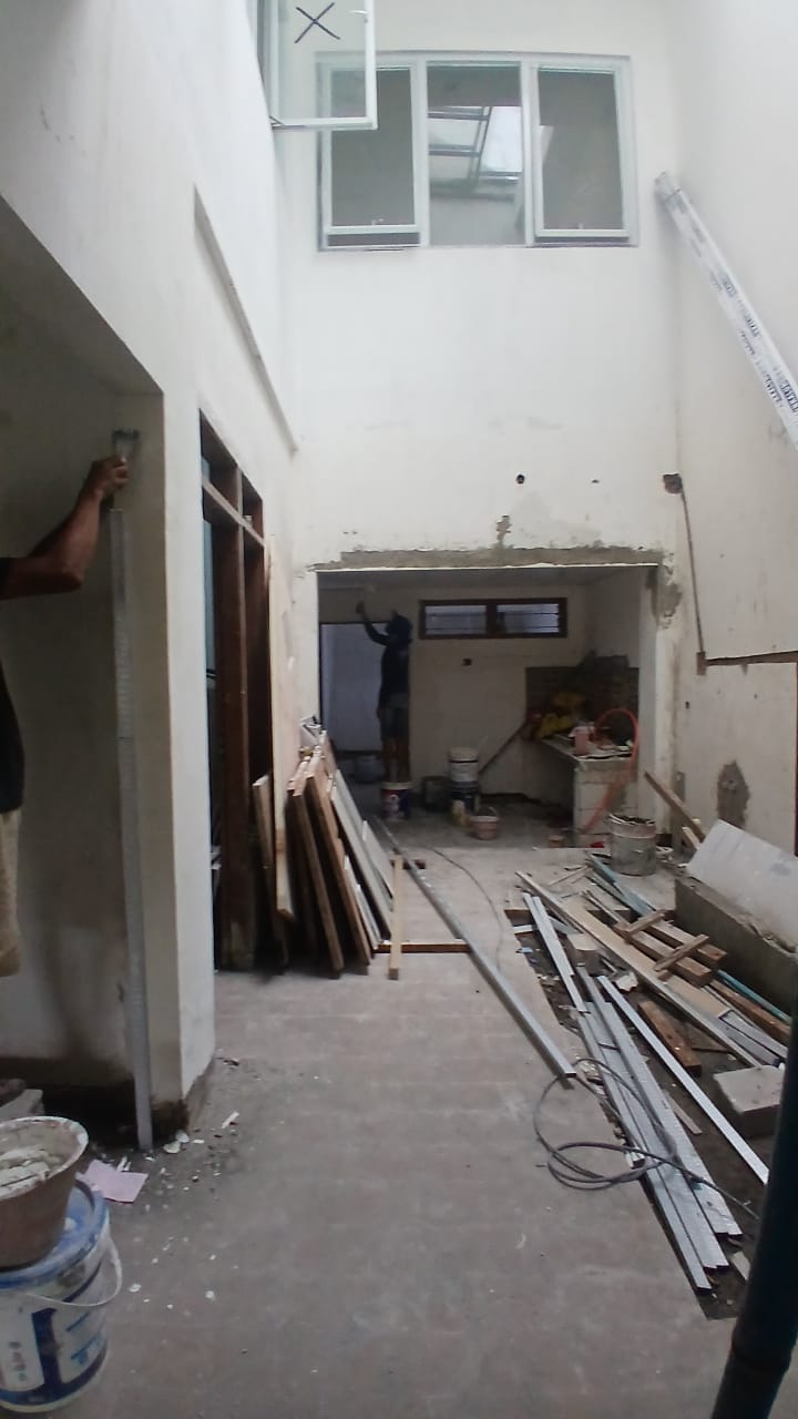 Progress interior ruang tamu dari renovasi rumah dokter ikhwan di semolowaru surabaya