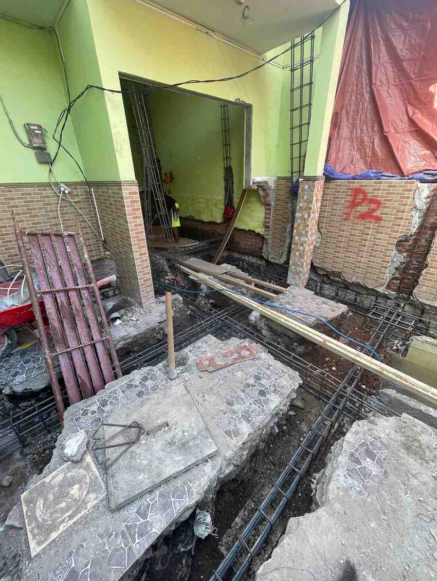 Proses pemasangan struktur rumah berupa pondasi, sloof beton bertulang, dan kolom sebagai dasar konstruksi rumah yang kokoh di Surabaya.