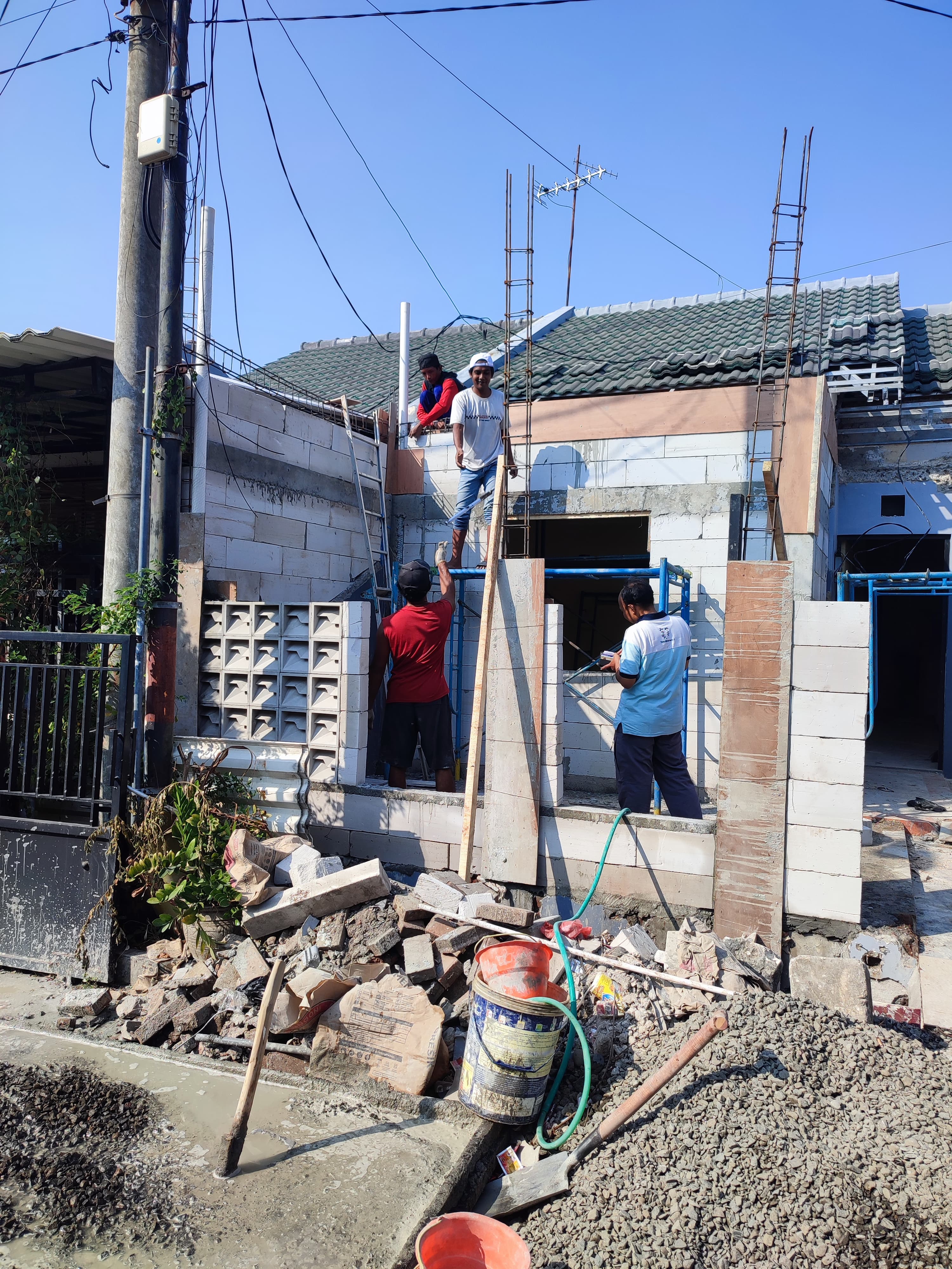 tampak depan progres renovasi rumah di surabaya milik dokter albi