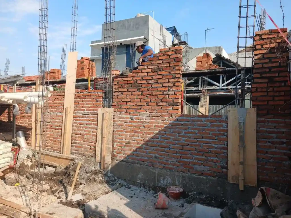 Jasa Renovasi Rumah Surabaya Progress tembok awal rumah bu azima