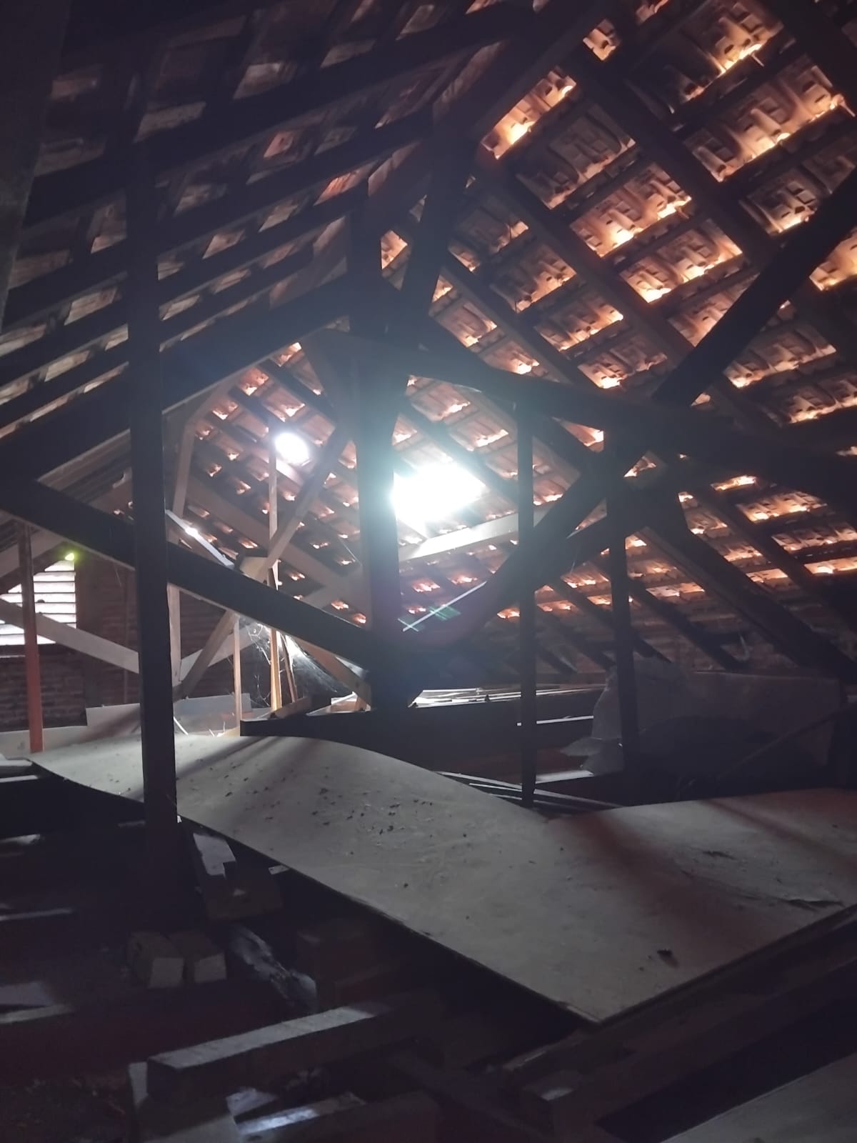 Rumah pak hendriyarno atap